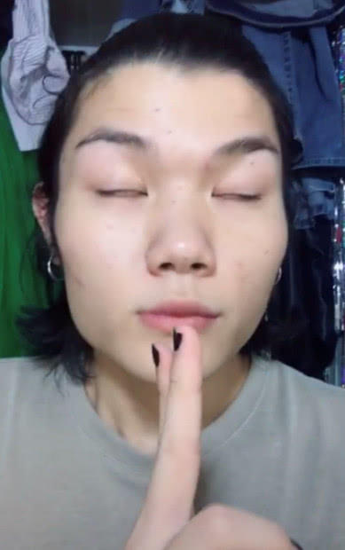 这个小姐姐的这个妆简直了,化妆前后对比差别真大,网友:服!