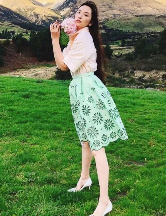 吴佩慈双腿张得真开,包都挡不住了,网友:难怪挤不进豪门!