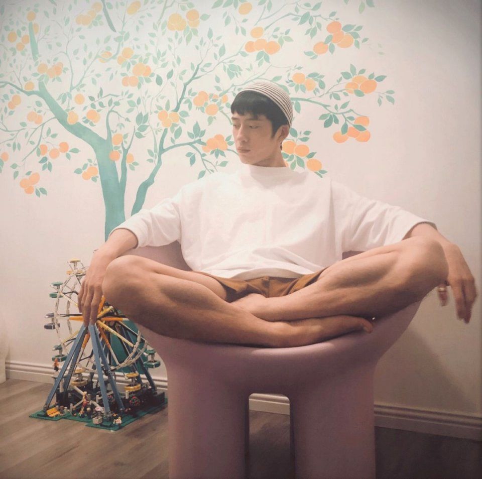 他和你男人一样只穿基本款，为啥他这么时髦?