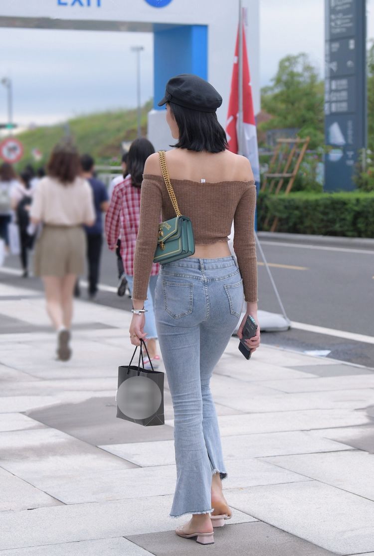 「 美女」既性感又有气质！，美女抹胸漏脐配喇叭裤