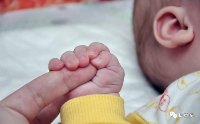 薛之谦晒娃照片引起全国众怒，一张普通照片的背后让人毛骨悚然