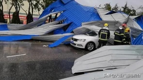 「行驶」惊悚！行驶中的轿车被狂风掀飞的房顶砸中