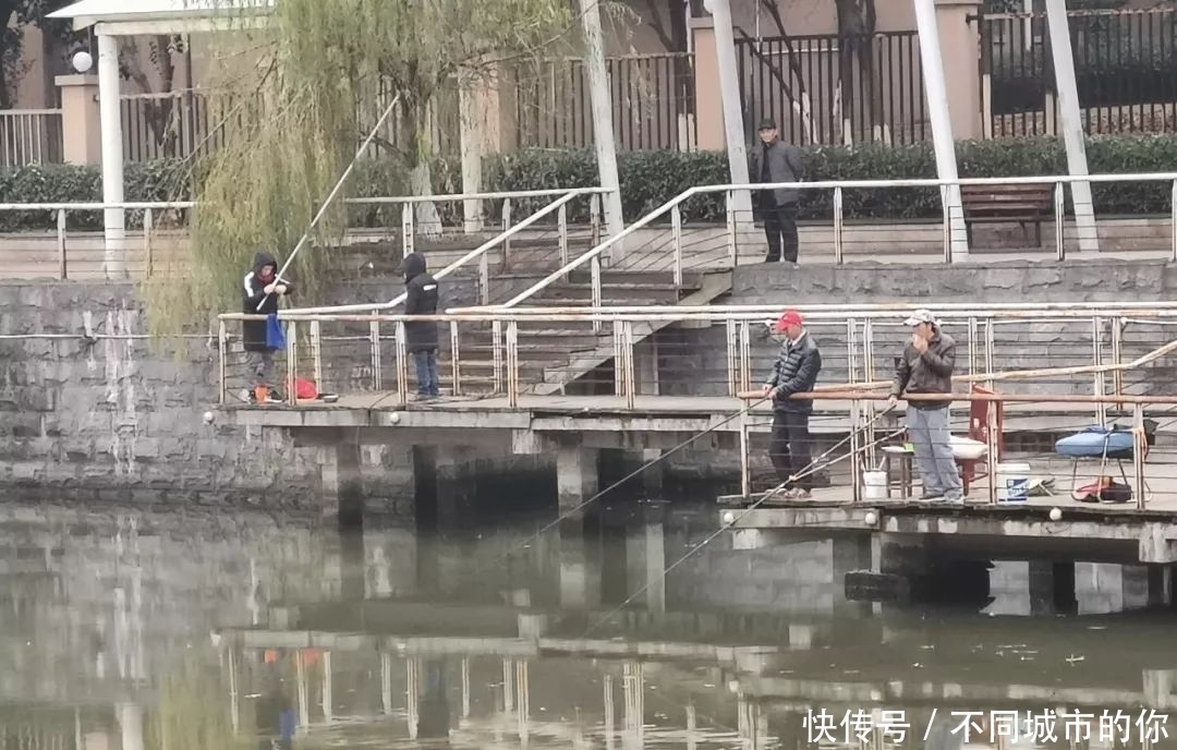 地方肯定:野河鱼少,更不要扎堆垂钓,找个安静角落才有可能上鱼!