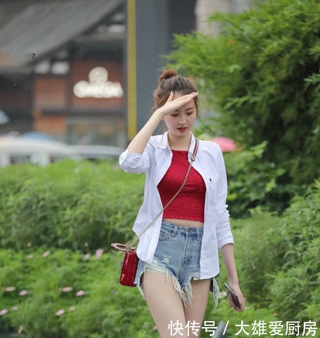 「让自己」美女这身材,需要一把小号的伞就可以了