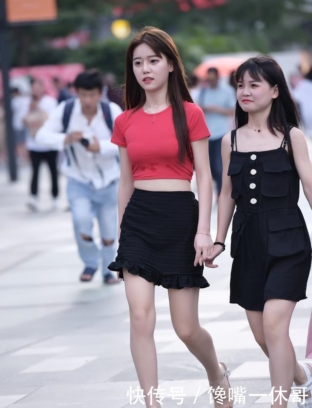  精致@街拍：小姐姐吊带好细，用与众不同的搭配，凸显精致美感