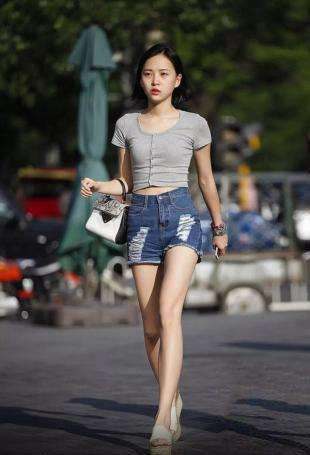 街拍：小姐姐墨镜出街，走在街上都特别有气势，你能驾驭吗？