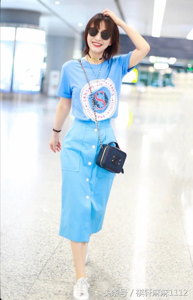 一米六的吴昕一身海军蓝穿出一米七既视感!网友:腰太细!