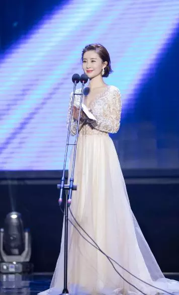 舒畅太敢穿了！上半身完全透视，网友：不是披着外套就露完了！