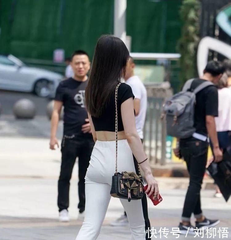  [精致]街拍牛仔短裤搭配黑色吊带背心，精致装扮为气质加分