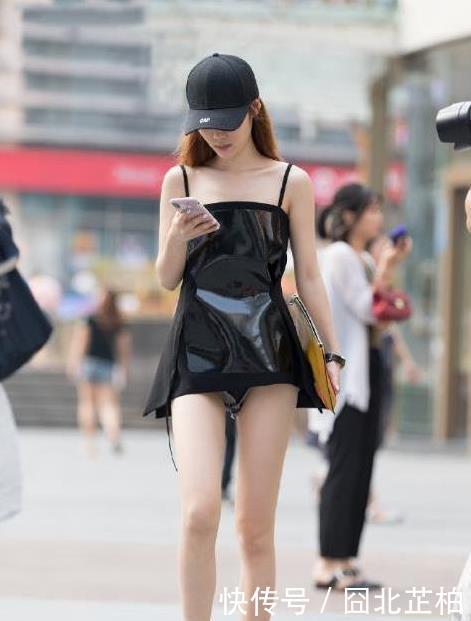 「吊带」这吊带短裙的光泽度,和玻璃有一拼