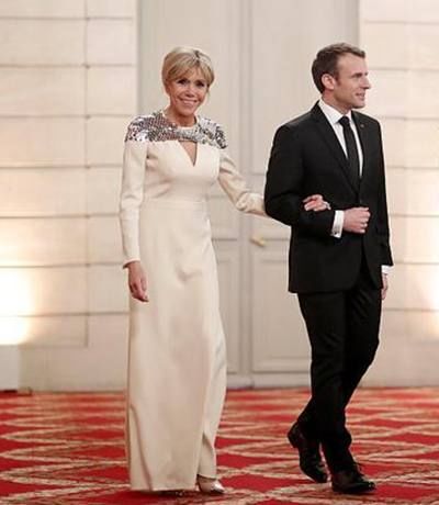 65岁法国第一夫人:盘起乱发惊艳逆袭，难怪马克龙对她如此着迷!