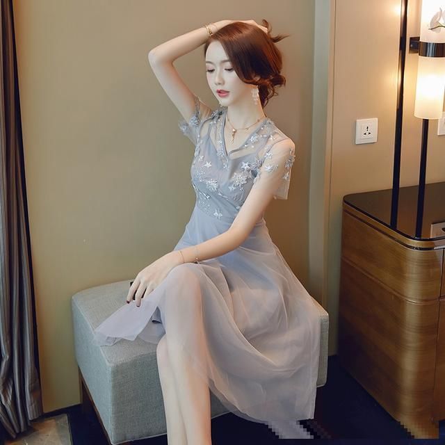 40岁女人穿上这些素雅脱俗的连衣裙，像个小姑娘般清新仙嫩，真美