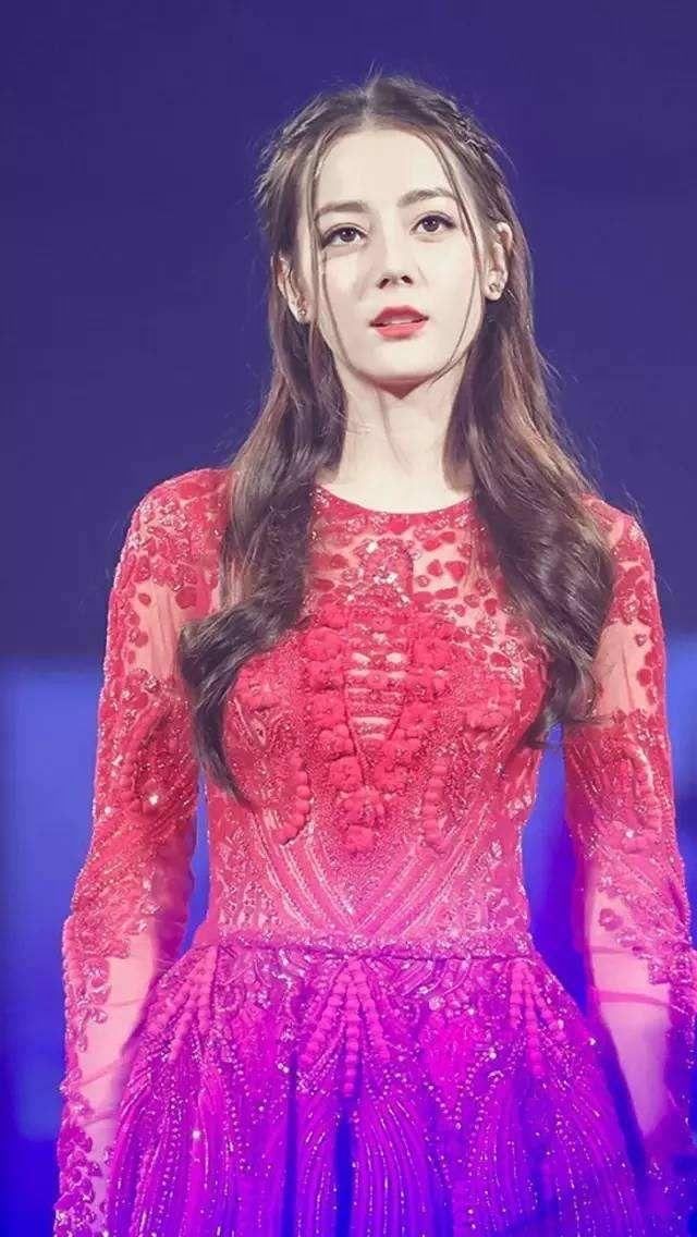 热巴最新性感照，说她胖了的人简直不能理解！