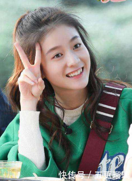 霍思燕穿卫衣，直接把这位只有20岁新生女星比下去 网友：嫩炸
