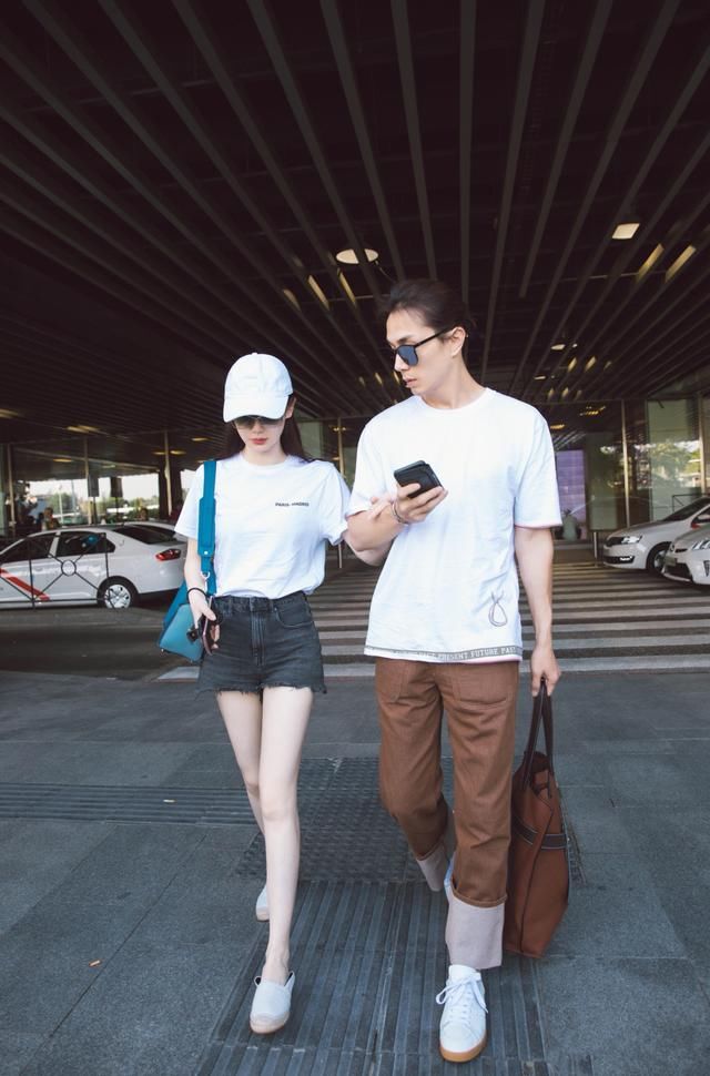 戚薇的短裤越穿越短，从背后看都到臀根了，网友:李承铉咋想的?