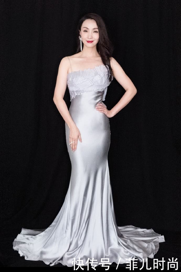 46岁陶虹穿银色鱼尾裙优雅动人，显气质又高贵，越来越有女人味了