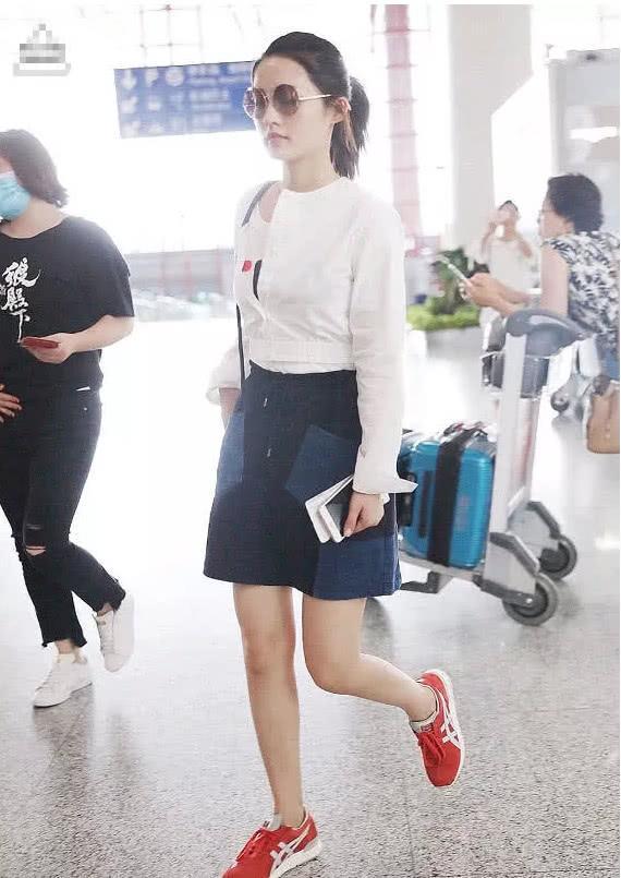 李沁机场大胆穿‘补丁裙’, 网友: 有颜值就是任性啊, 穿出时尚感