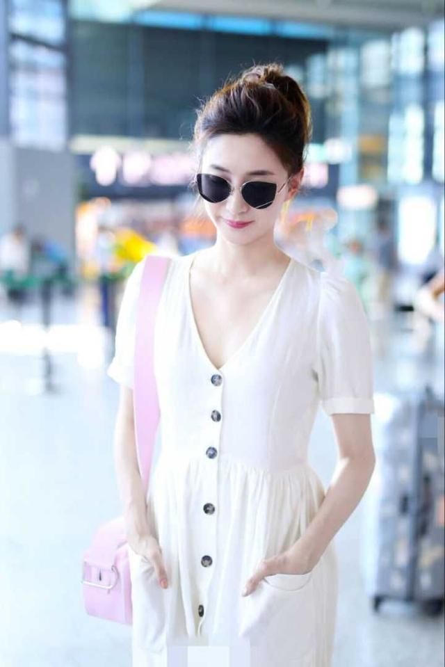 江疏影穿长裙现身，身材穿出五五分的感觉，网友：这次打扮没走心