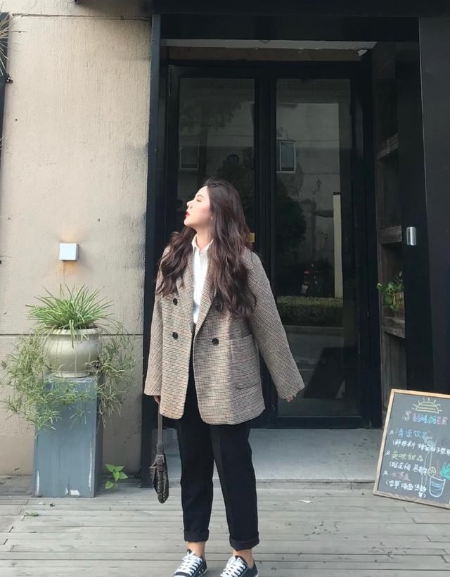  「显瘦」微胖女孩学会这样穿西服，显瘦又有气质，照着穿不踩雷