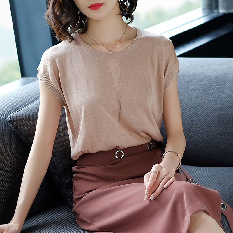 夏天就是要穿的爽朗点，白色T恤搭紧身牛仔裤，超显迷人身材