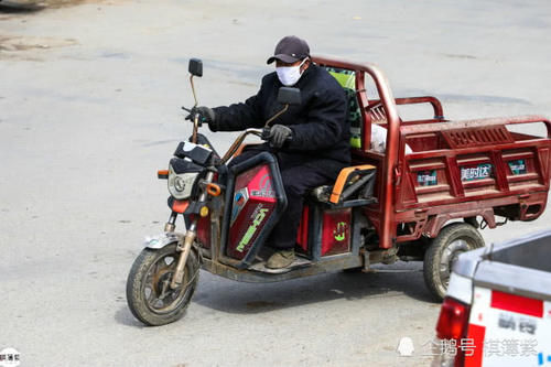  奶奶■农村大集关闭，80岁奶奶寒风中坐路边卖大蒜，一上午也没卖一头