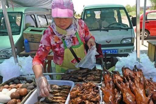 我国最大的草原湖泊：10个女人10个摊位，卖4种东西轻松赚钱