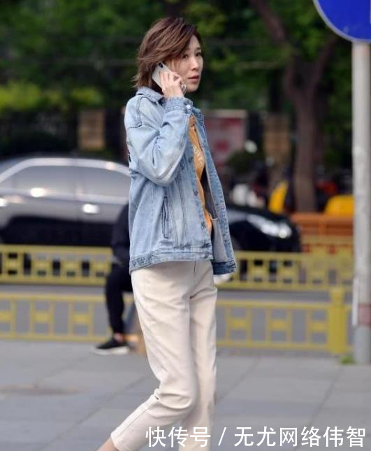 「美女」街拍:皮肤白皙的美女,一件蓝色短袖配黑色短裙,时尚女神风采