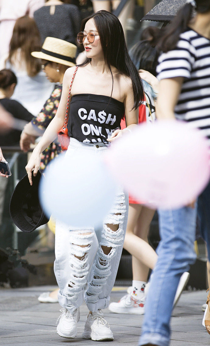 重庆街拍，美女这样穿，轻松成为焦点的存在!