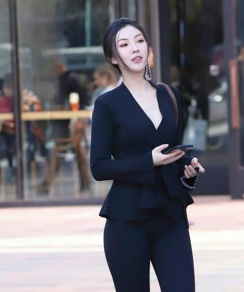 #美女#美女时尚街拍：沉鱼落雁的美女，一件碎花吊带的连衣裙，时尚优雅大方美丽