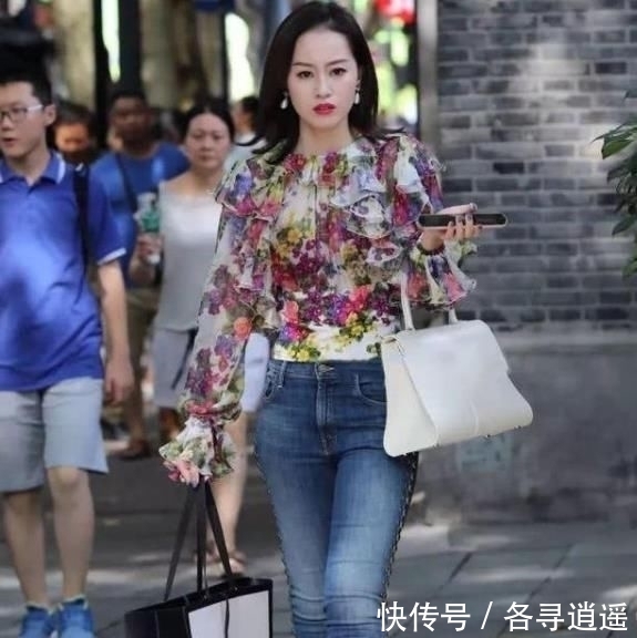 『粉色』街拍:眉清目秀的美女,一件粉色上衣配牛仔裤,青春靓丽气息