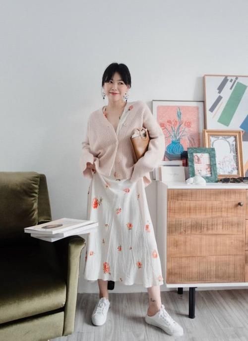  #出门踏青#春天怎么穿才显气质，时尚博主玫瑰花白裙性感撩人，还优雅浪漫