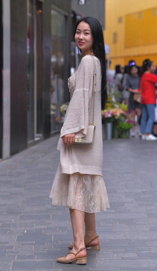 路人街拍,小姐姐身穿裸色连衣裙,配上红红的唇色,很是性感迷人