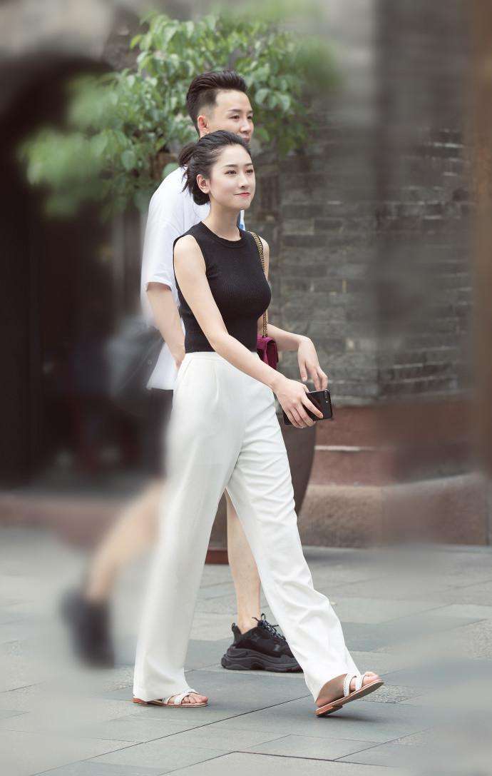 成都街拍: 感受一下叠穿的魅力 网友: 羡慕最后一个男人