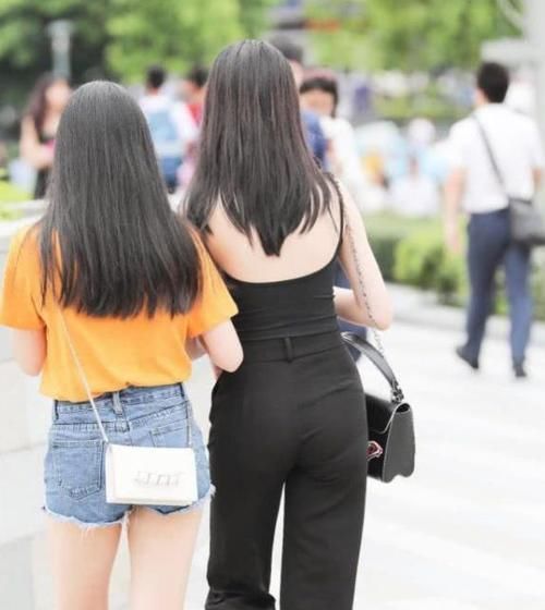 『紧身裤』街拍：身材高挑的美女，一件白色上衣配黑色紧身裤，时尚好身材