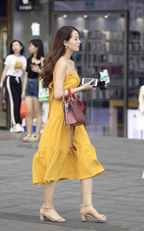 街拍: 图3蕾丝半透明连衣裙很耐看,你愿意在街头帮她拿包吗？