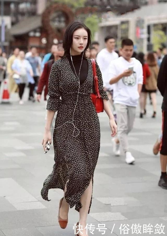 女人味|街拍时尚姐妹花,分别穿黑色与灰色连衣裙,休闲又不失女人味