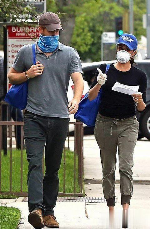  【配束】梅根回归平民生活，穿黑色卫衣配束脚工装裤，和哈里一起做公益