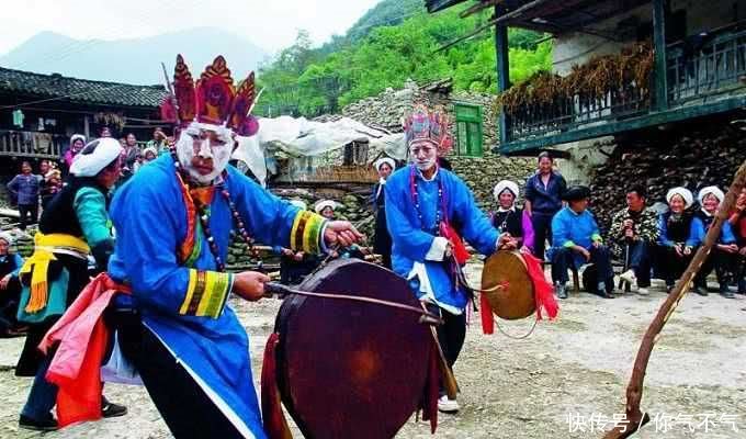 自称是“尔苏人”，被划入藏族，世代隐瞒部族起源，至今是个谜