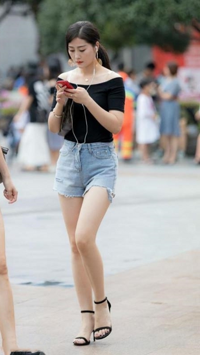 美女|路人街拍,美女搭配白色裙子看起来十分干净,十分优雅