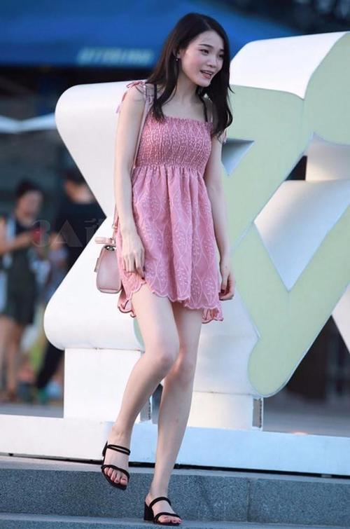 路人街拍，心地善良的小姐姐，想用黑色把热都吸走换来人间的清凉