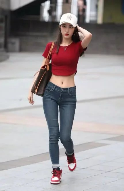 休闲阳光的小姐姐紧身牛仔裤配红色小T恤，出门逛街时刻关注形象