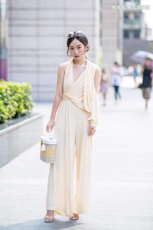 街拍：夏季很多人都秀美腿，而她们秀上围，图5的身材不要太好了