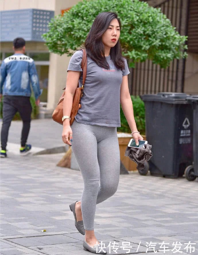 漂亮的成熟小女人,搭配紧身裤身材姿色很不错,看一眼就深陷其中