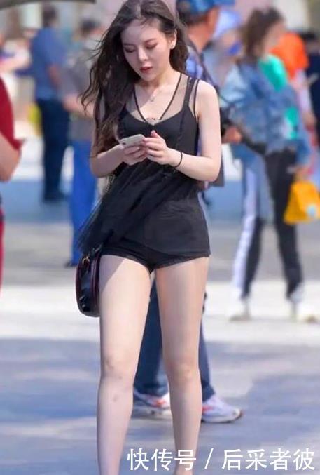 『美女』街拍:薄粉敷面的美女,一件绿色上衣配牛仔裤,时尚清新气息