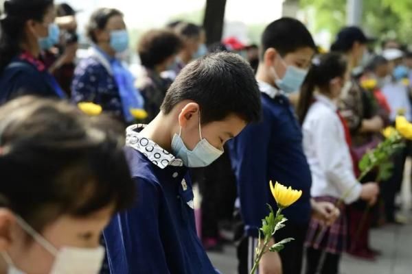  『五三惨案』上午10时，济南响起防空警报，市民自发祭奠英烈