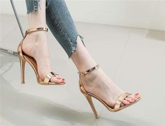 时尚的高跟凉鞋,将双脚衬托的非常显气质,穿着不易累脚
