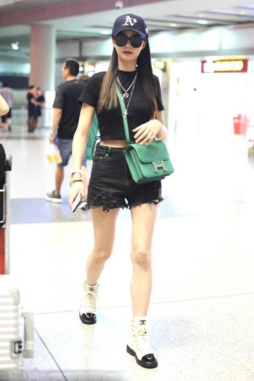 沈梦辰的脸白的发光，穿短裙大秀美腿，网友：杜海涛赚大了！