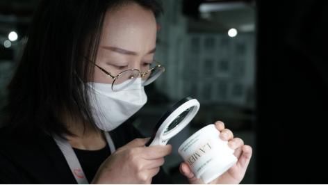 #美妆鉴定师#一年试10000支口红,90后姑娘却不直播不带货