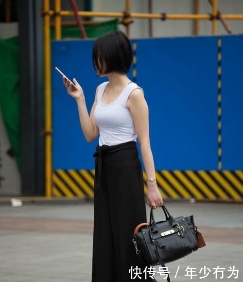 姿态■白色上衣搭配阔腿裤,小清新风格,活泼可爱,尽显小女生姿态