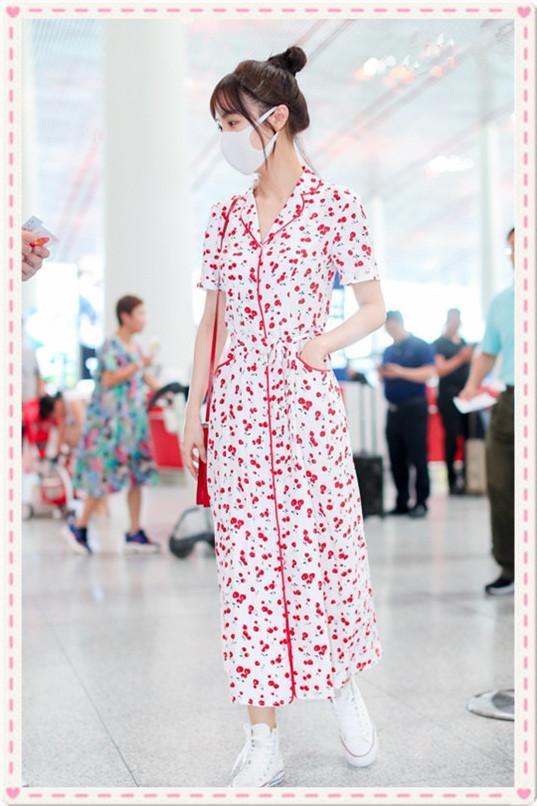 63岁赵雅芝美的让人忘了年龄，同穿樱桃裙，竟不输30岁李菲儿